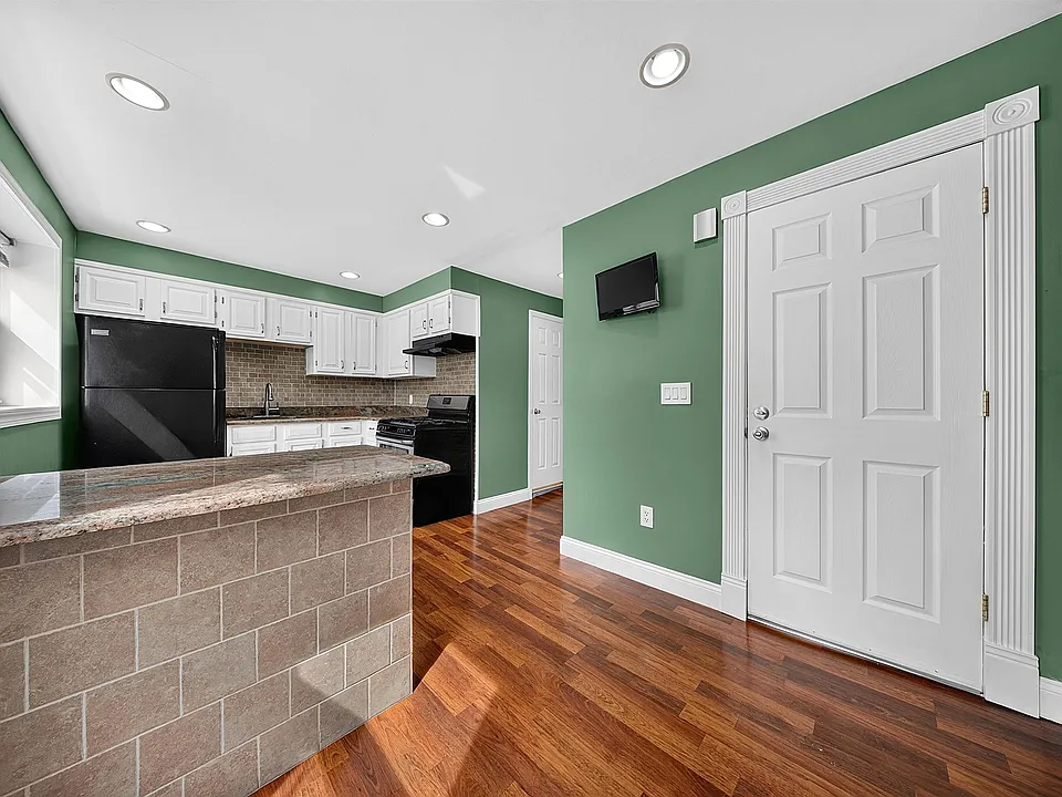 122 W 22nd St #2