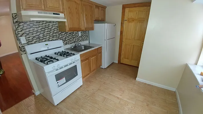 Rented by Halvatzis Realty | media 3