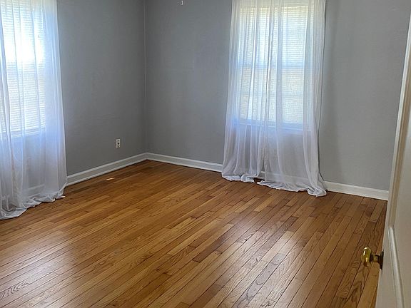 3rd image of 7207 Wyandotte St #7207