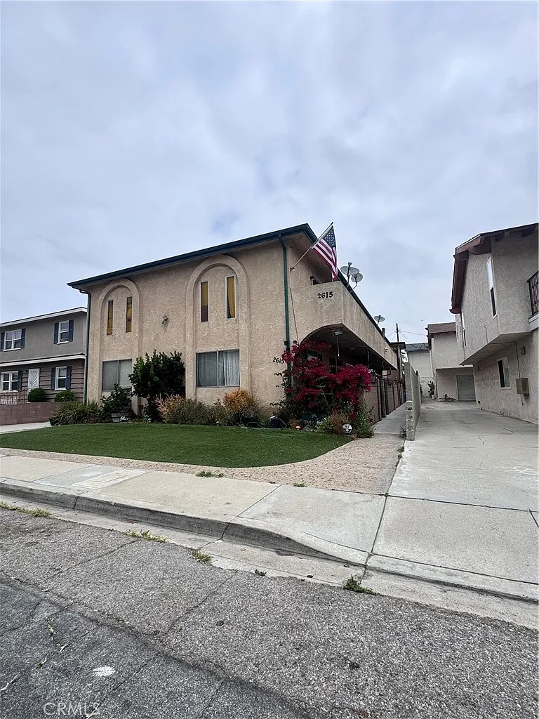 2 bed, 1.5 bath, 950 sqft, $3,800 — Photo 2