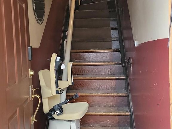 3rd image of 25 Dwight St
