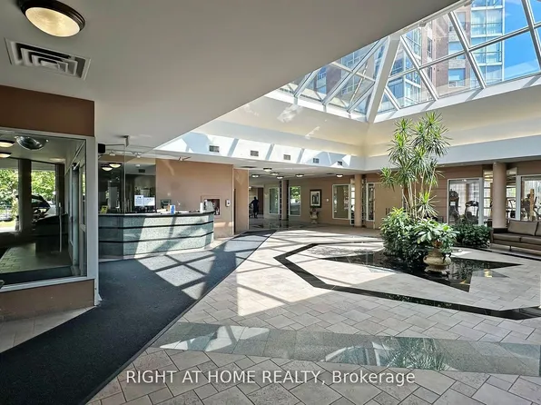 7 Concorde Pl #1609, Toronto, ON M3C 3N4