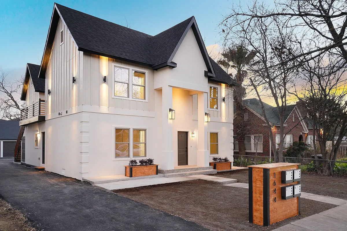 Building Photo - 1644 W Mistletoe Ave #102
