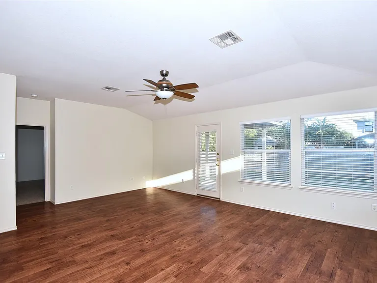 3305 Stonewall Dr — Photo 9
