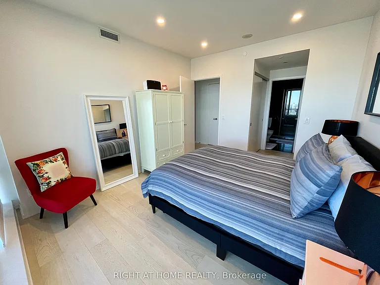 1 Bloor St E #7401 — Photo 11