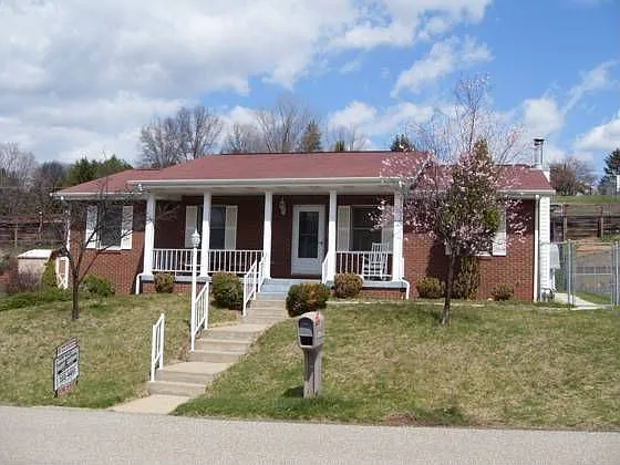 208 Pine Ct photo 1