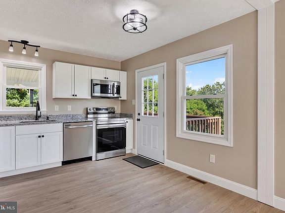 4th image of 358 W Spring St