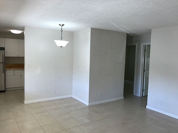 5th image of 900 NE 14th St APT 4