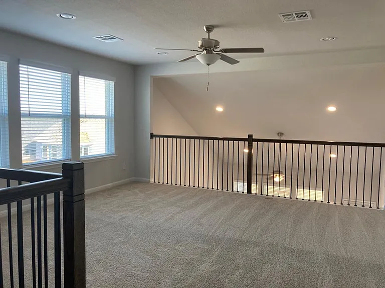 136 Green Knoll Ln — Photo 4