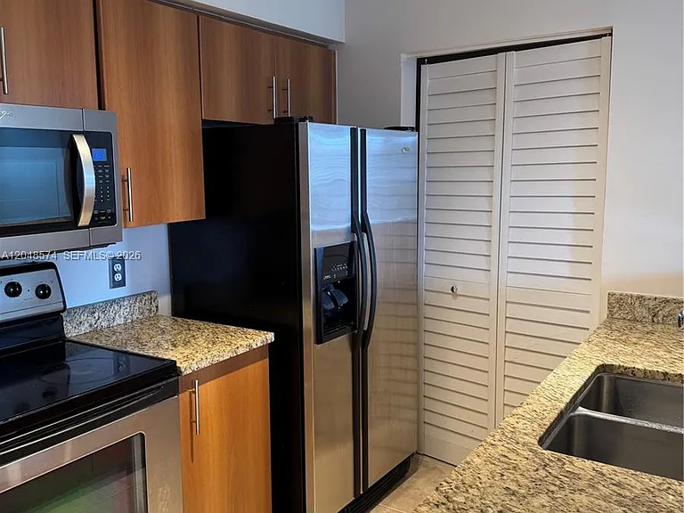 1205 Crystal Way #E — Photo 1