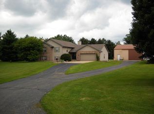 1433 Riverbend Ln, White Heath, IL 61884