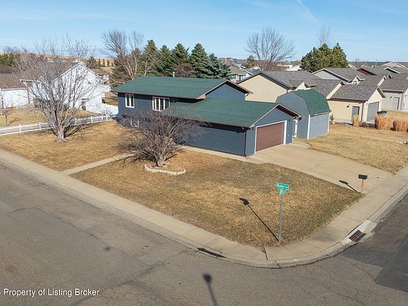 4th image of 834 Baker Ave
