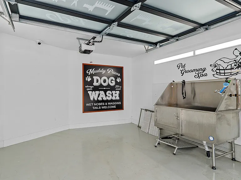 Pamper your pet with an on-site washing station.