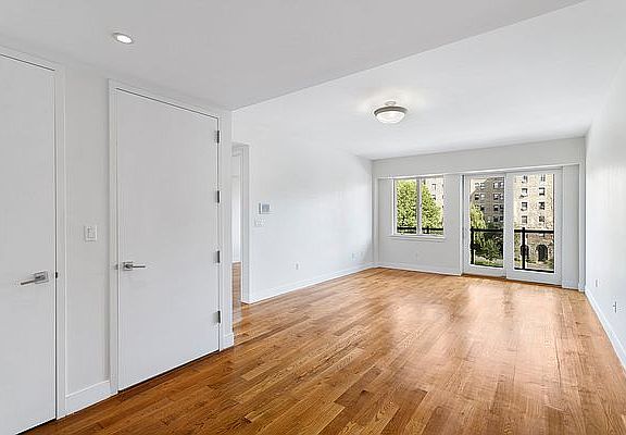 4th image of 2727 Henry Hudson Pkwy W #405