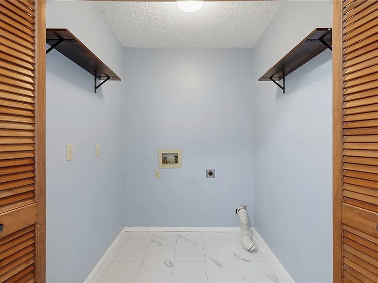 909 W Linden St — Photo 22