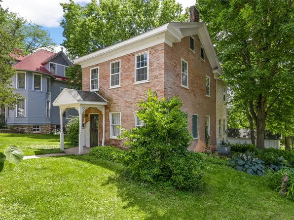 214 2nd St SE, Mount Vernon, IA 52314