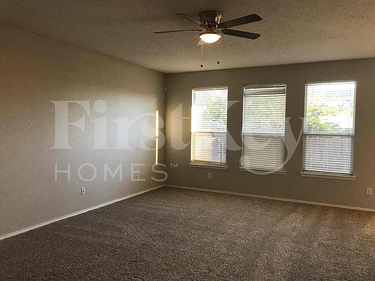 429 W Clover Park Dr — Photo 7
