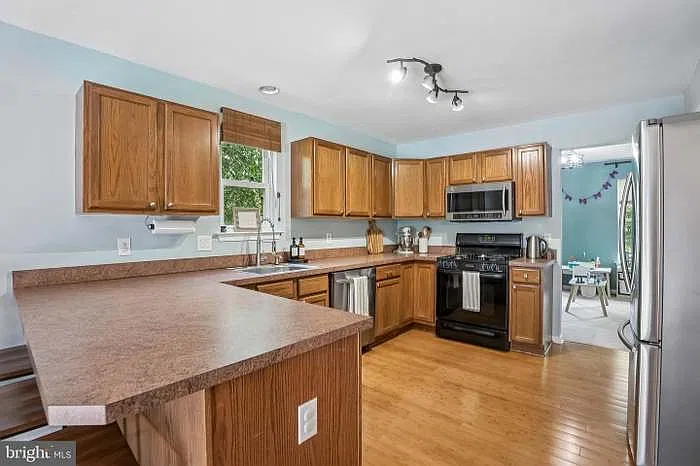 3 bed, 2.5 bath, 2034 sqft, $2,700 — Photo 3