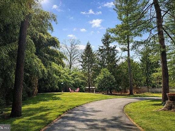 2nd image of 890 Lawrenceville Rd