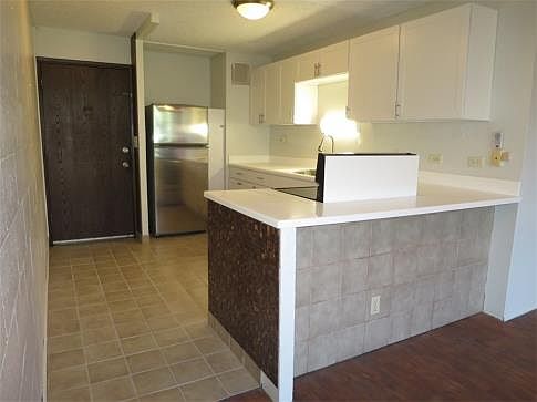 The ceramic tile flooring in the entry and kitchen feels cool underfoot and is perfect for Maui's tr