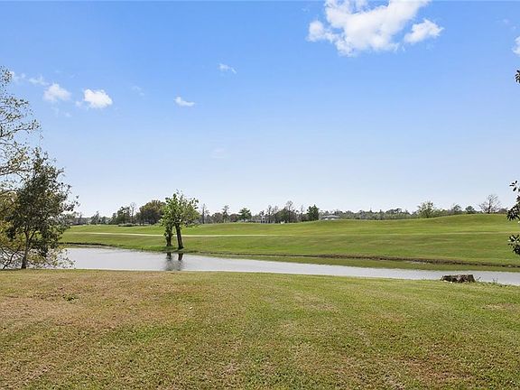 3rd image of 19 Fairway Oaks Dr
