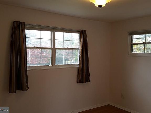 5th image of 302 Lawrence Dr