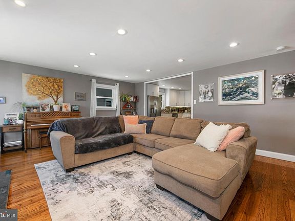 5th image of 512 W Brooke Ave