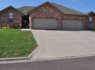 1304 Woodland Rdg, Monett, MO 65708