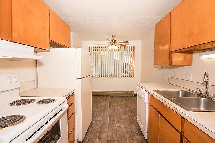 Royal Oaks Apartments — Photo 25