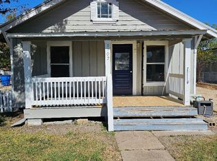 1102 W 2nd St, Taylor, TX 76574