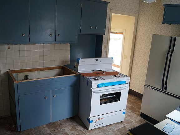 3rd image of 2474 Eastgate Ave