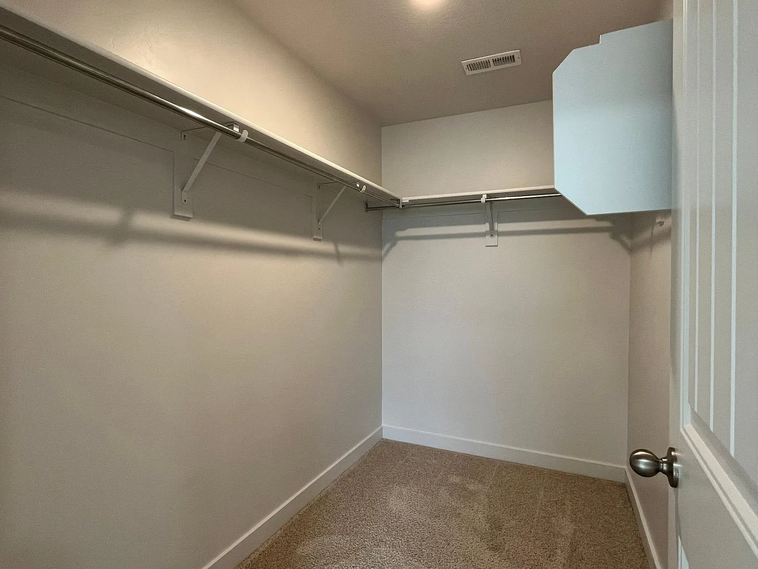 4 bed, 2325 sqft, $2,500 — Photo 4