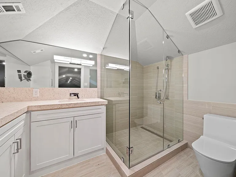 2102 Countryshire Ln — Photo 45