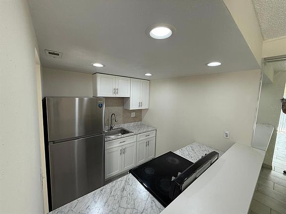 4th image of 941 W OAK RIDGE ROAD #D