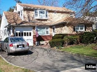 94 Knollwood Dr, Carle Place, NY 11514