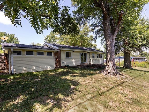 3rd image of 10 Queensbrook Pl