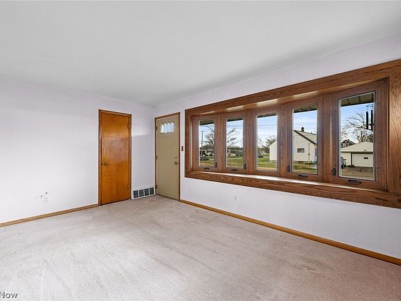 3rd image of 15268 Muskingum Blvd
