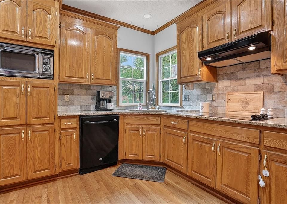 8442 Lakeview Ave, Lenexa, KS 66219 | Zillow