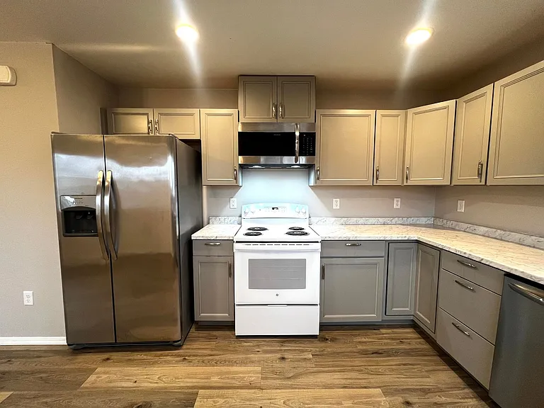 1320 S 13th Ave — Photo 11