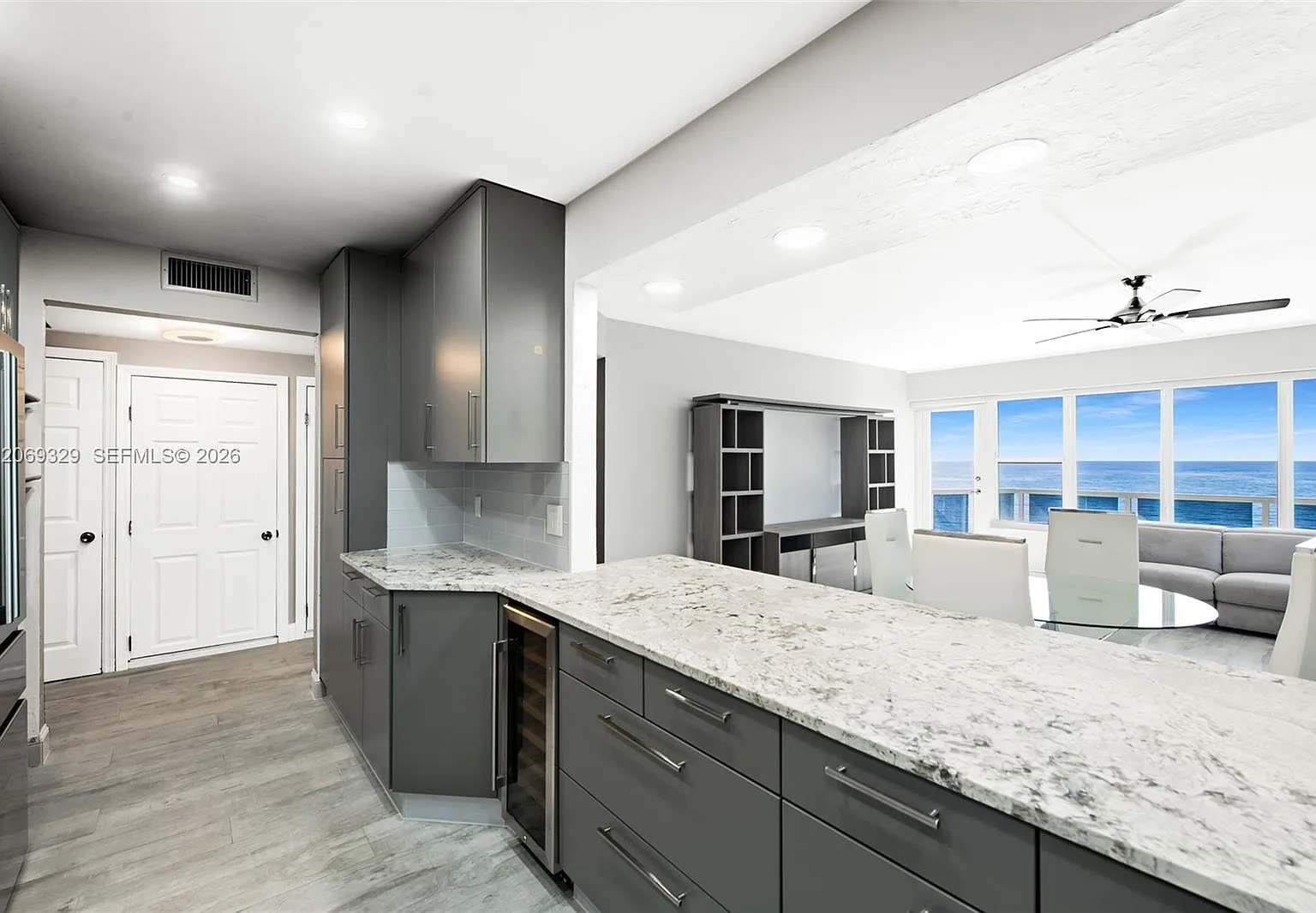 Royal Ambassador Condo — Photo 2