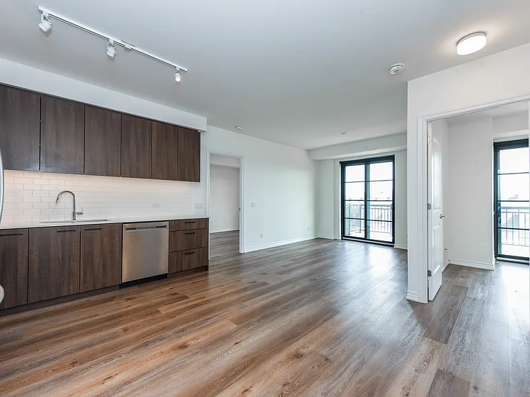 571 Prince Edward Dr N — Photo 12