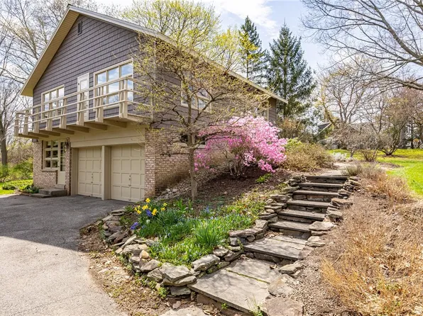38 Arlington Dr, Pittsford, NY 14534