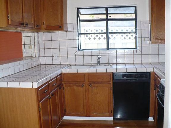 3rd image of 546 Chapman Ct