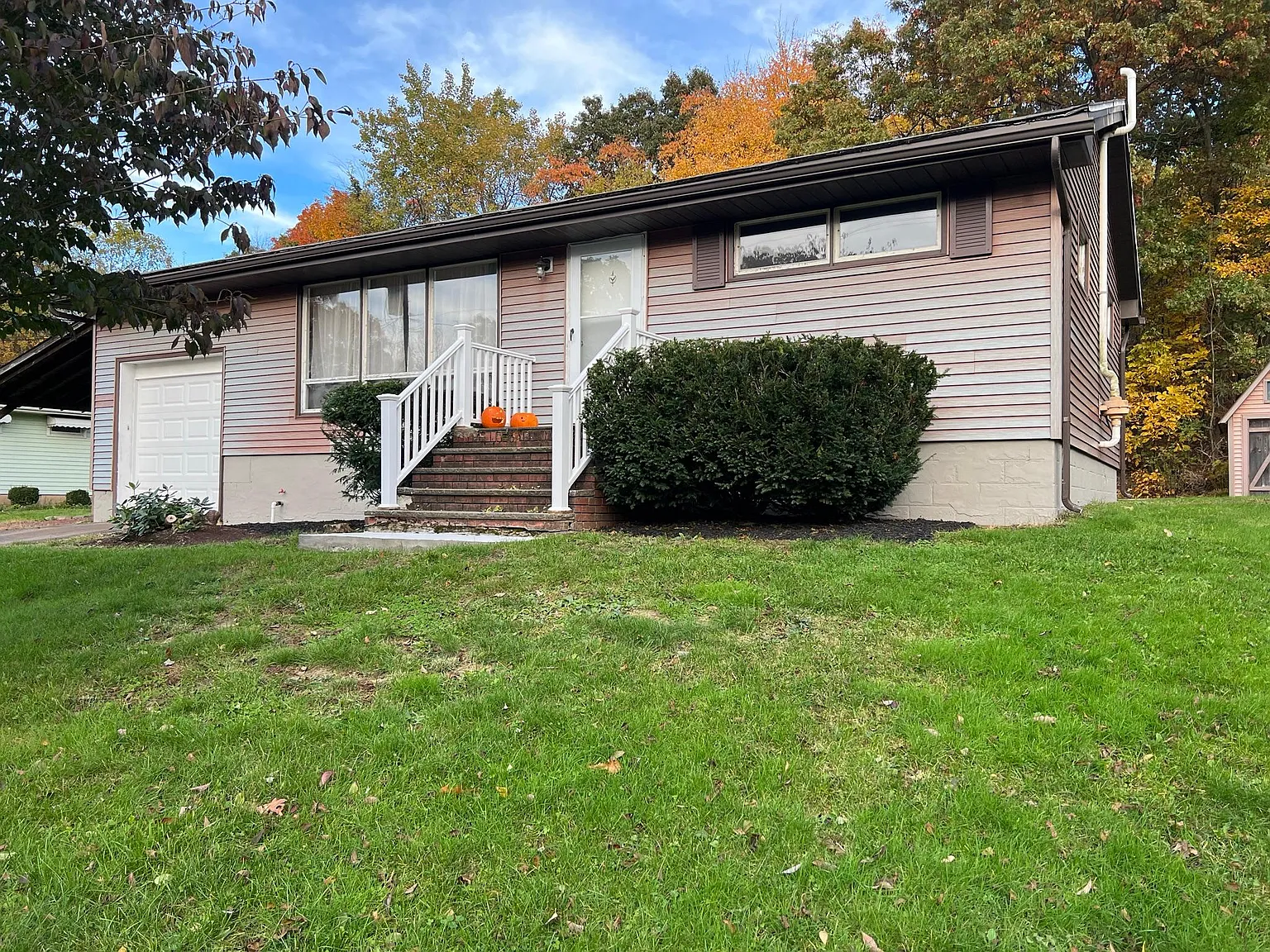 562 Woodlawn Ave — Photo 1