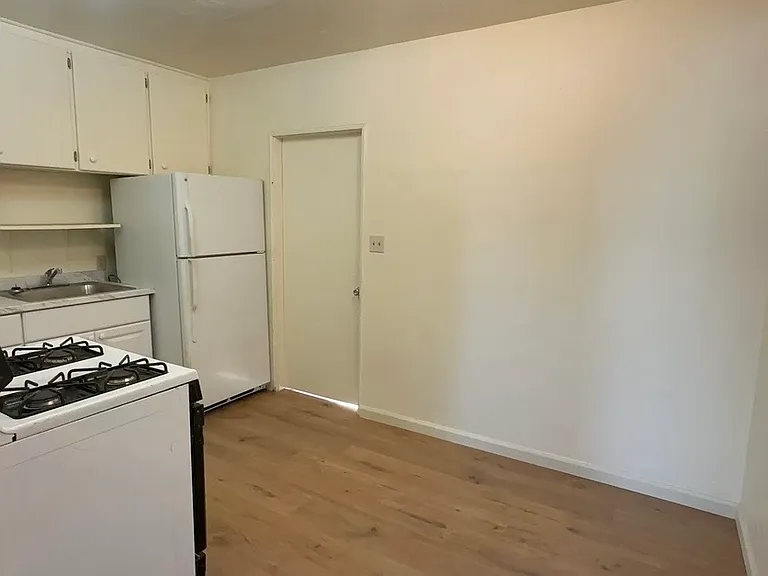 1151 S Avenue C — Photo 3