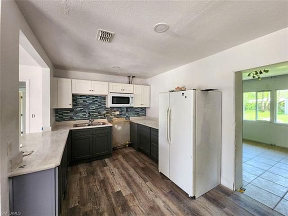 3rd image of 2713 Silver Lake Dr