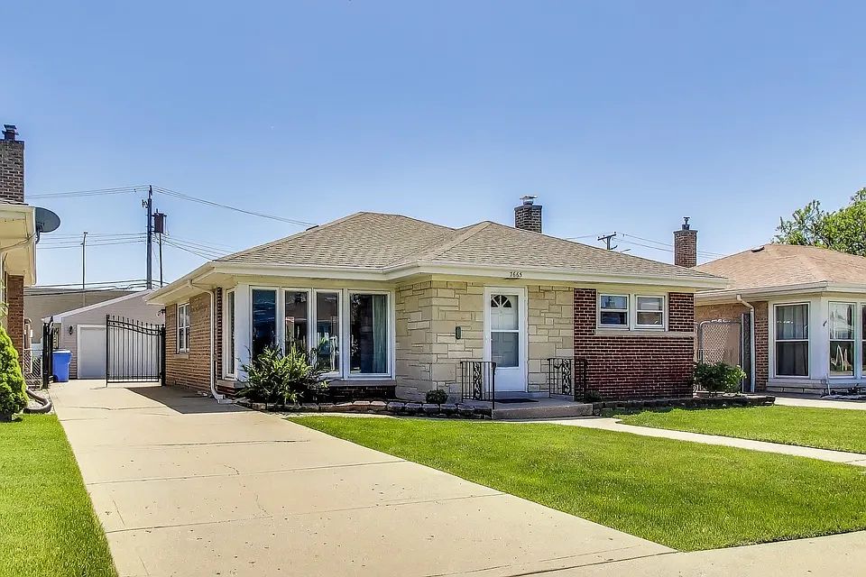 1st image of 7665 W Victoria St #1