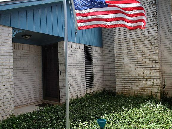 3rd image of 1704 Redwood Cir
