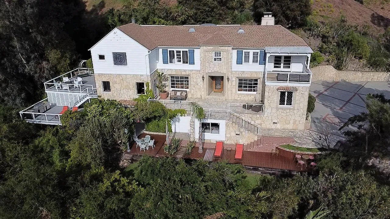 6 bed, 4200 sqft, $16,450 — Photo 2