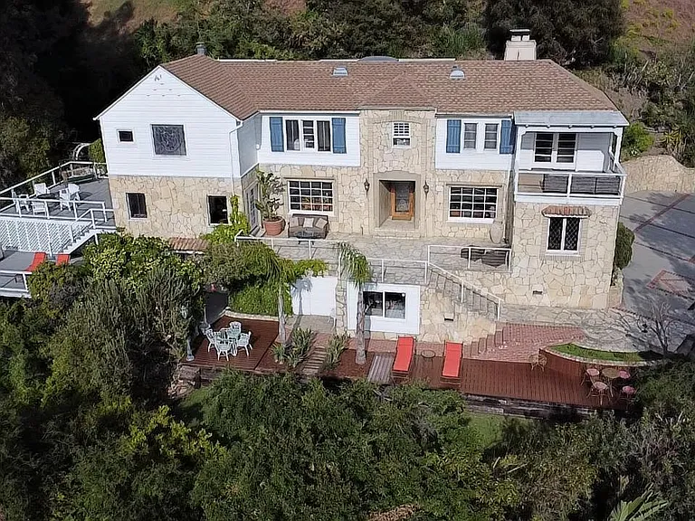 2400 Benedict Canyon Dr — Photo 2